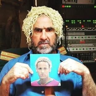 Spaghetti auf dem Kopf Eric Cantona macht sich über Neymar lustig