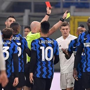 Inter Milan star Arturo Vidal sent off for squaring up to referee Anthony  Taylor as he receives quick-fire yellow cards vs Real Madrid