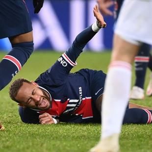 Neymar stretchered off as PSG lose to Lyon - Eurosport