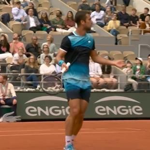 French Open: Laslo Djere schlägt gegen Daniil Medvedev Ball fast aus ...