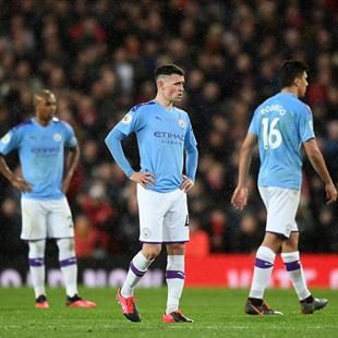 Phil Foden, pomocnik Manchesteru City, złamał zasady dystansu