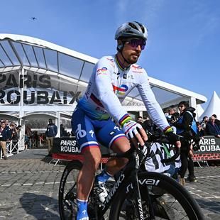 Peter Sagan crashes out of final Paris Roubaix as cobbles cause chaos Absolutely no luck Eurosport