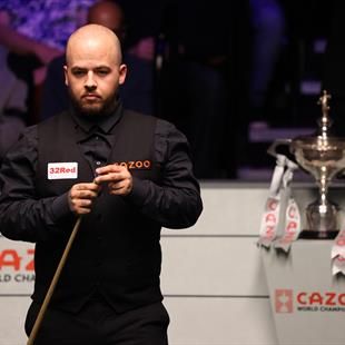 Queue de Snooker signée Luca Brecel. en vitrine
