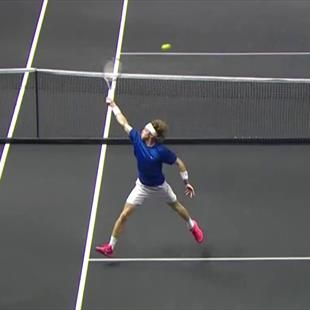 Laver Cup | Andrey Rublev kan het wel - slaat prachtige overhead smash ...