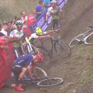 Beringen | Grote valpartij op de schuine kant - Sweeck en Ronhaar vallen weg uit kopgroep - Veldrijd