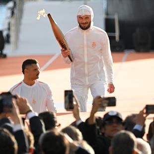 JO Paris 2024 - Marseille accueille la flamme olympique avec JUL en ...