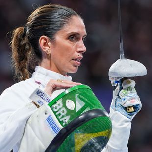 Paris 2024 | Braziliaanse schermt met tumor in rug en gaat na afloop van partij tegen de grond
