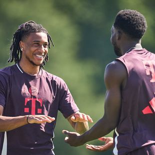 Michael Olise presented at FC Bayern Munich: Cake and advance praise for ...