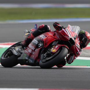 Bagnaia in pole a Misano col record della pista, Bastianini in prima ...