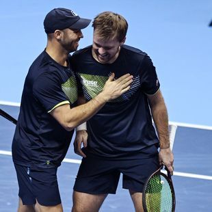 Kevin Krawietz und Tim Pütz stehen nach Sieg über Max Purcell/Jordan ...