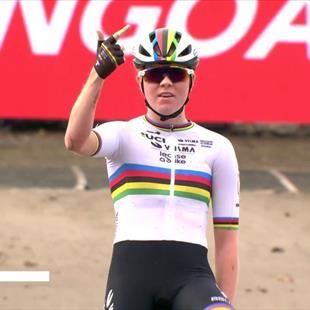 Wereldbeker | Van een ander niveau - Fem van Empel wint voor derde keer op rij in Antwerpen