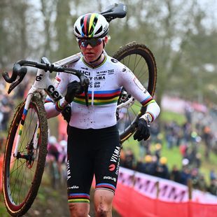 Fem van Empel mist crossen in Hulst en Zonhoven - Knieblessure voor wereldkampioen