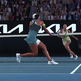 Australian Open 2025: Aryna Sabalenka schießt Madison Keys am Netz fast ...