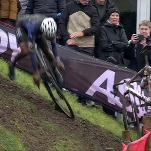 Fem van Empel en Ceylin del Carmen Alvarado glijden onderuit op verraderlijke schuine kant