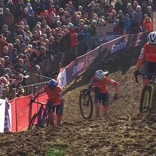 Fem van Empel in één bocht van derde positie naar de kop