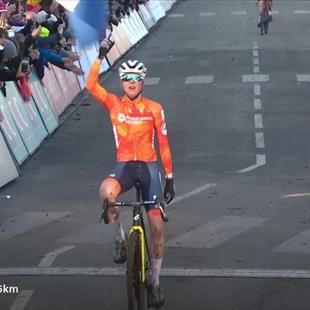 Fem van Empel wederom wereldkampioen veldrijden na geweldige strijd met Lucinda Brand
