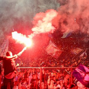 Napoli pakt voor vierde keer Italiaanse titel - fans zetten de stad in vuur en vlam