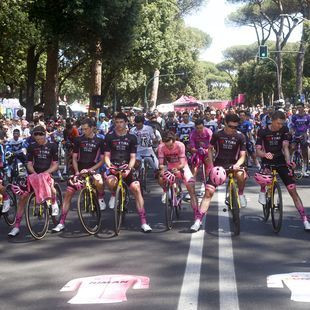 Minute of silence before the Giro finale: Peloton mourns Gesink's wife