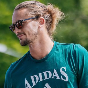 Zverev battles old demons and new criticism on grass courts