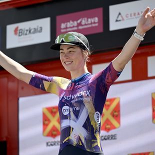 Mischa Bredewold onttroont Riejanne Markus in Surhuisterveen en is Nederlands kampioene tijdrijden