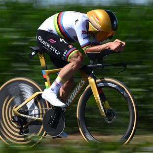 Evenepoel feiert Favoritensieg, aber Pogacar erobert Gelb