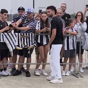 Grande accoglienza per la Juventus, autografi e foto all'aeroporto