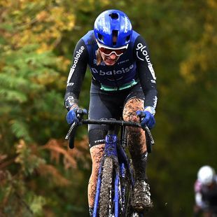 Lucinda Brand van kop tot staart de beste in Jaarmarktcross van Niel: wint voor vierde keer