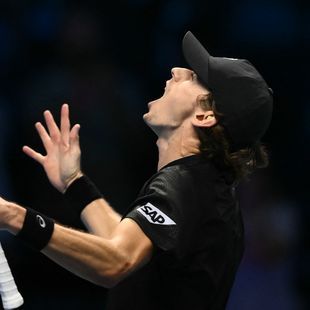 Alex de Minaur wint bij zesde poging eerste partij op ATP Finals en ...