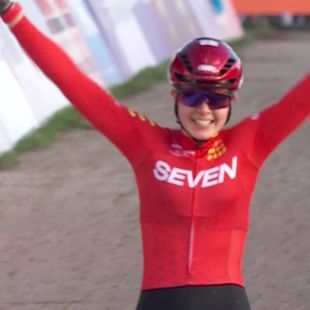 Aniek van Alphen klasse apart in Flamanville – Alvarado op het podium bij terugkeer in cross