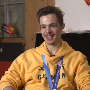 Olympia 2026 - Skispringen: Olympiasieger Philipp Raimund im Interview ...