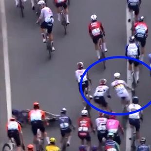 La suerte sonríe a Pogacar: Esquivó una caída en la que hasta tres Ineos se fueron al suelo