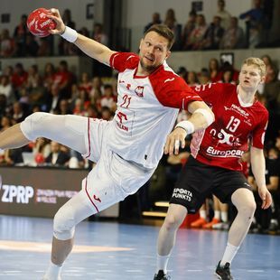 Polscy piłkarze ręczni pewnie pokonali Łotwę i są bliżej mistrzostw świata