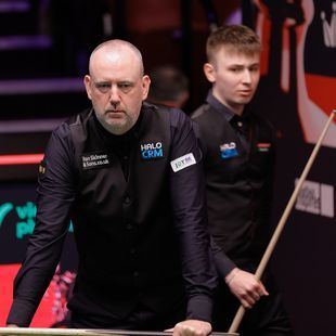 Antoni Kowalski doet zijn best tegen Mark Williams, maar legende blijkt maatje te groot