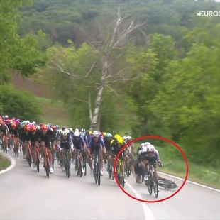 Ecco la maxi caduta! Marc Soler scivola e butta giù mezzo gruppo, tra ...