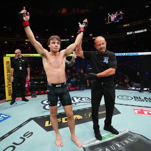 UFC 329 | Luke Riley blijft ongeslagen en verslaat Kai Kamaka III ...