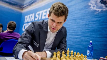 Magnus Carlsen med seier og remis i Moskva