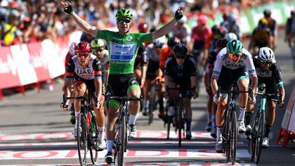 La Vuelta | Samenvatting van rit 16 met hattrick voor Jakobsen