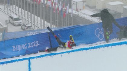 Esquí acrobático (H) | El susto de los Juegos: Un esquiador chocó contra un cámara en el halfpipe