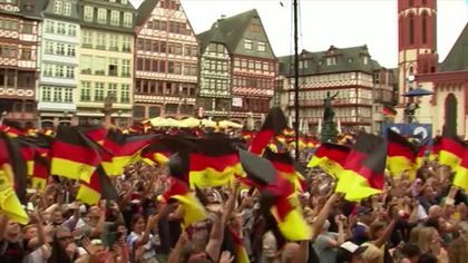Gänsehaut am Römer: Fans bereiten DFB-Frauen unglaublichen Empfang
