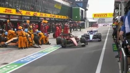 Carlos Sainz y Fernando Alonso casi se tocan en pleno 'pit lane'