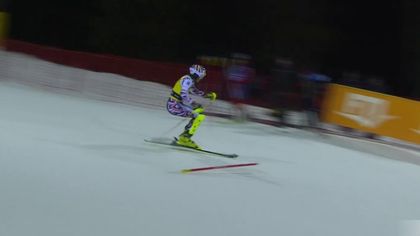 Schrecksekunde: Ryding reißt Slalom-Stange aus - aber bleibt cool