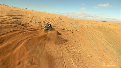 Moment suspendu : quand Carlos Sainz gravit une dune... de travers