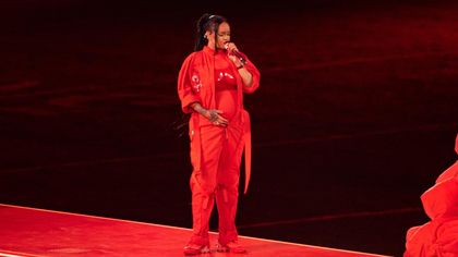 Así anuncia su embarazo una estrella: la legendaria actuación de Rihanna en la Super Bowl