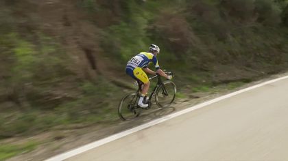 Van Hemelen non è ciclocross! Il belga finisce fuori strada e rischia di finire contro la moto