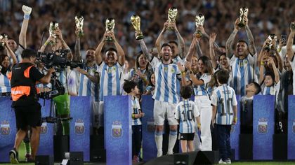 Voetbal | Argentinië krijgt emotioneel heldenontvangst bij eerste wedstrijd na WK-winst
