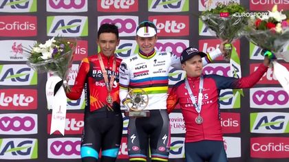 Imagen icónica 36 años después: Evenepoel se corona de arcoíris en un podio que descolocó a Contador