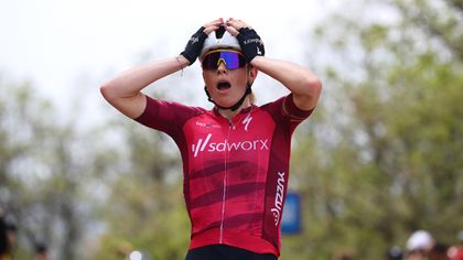 Vuelta Femenina | Vollering deelt de eerste klap uit aan Van Vleuten met etappewinst en rode trui