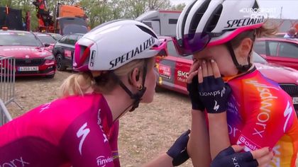 Vuelta Femenina | Mooie beelden - Demi Vollering troost pechvogel Niamh Fisher-Black