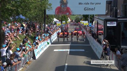 El emocionante desfile de tributo a Gino Mäder de todo su equipo y el pelotón del Tour de Suiza