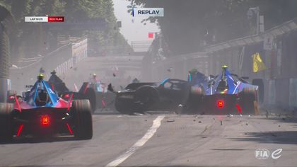 Espectacular accidente en la primera carrera de Roma con multitud de pilotos implicados